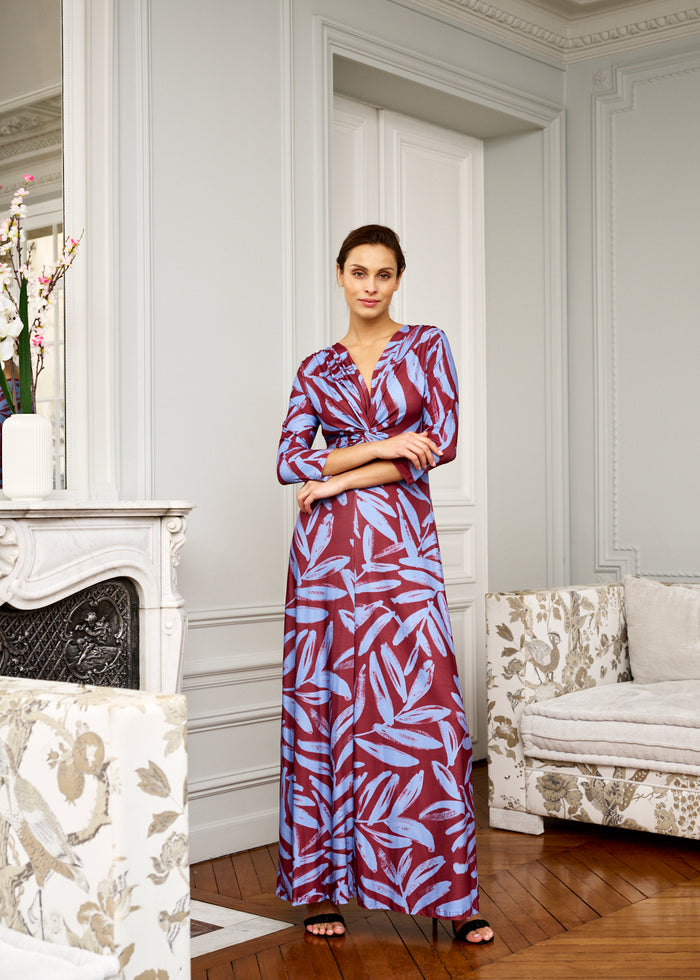 woman models V-neck long dress with sleeves
