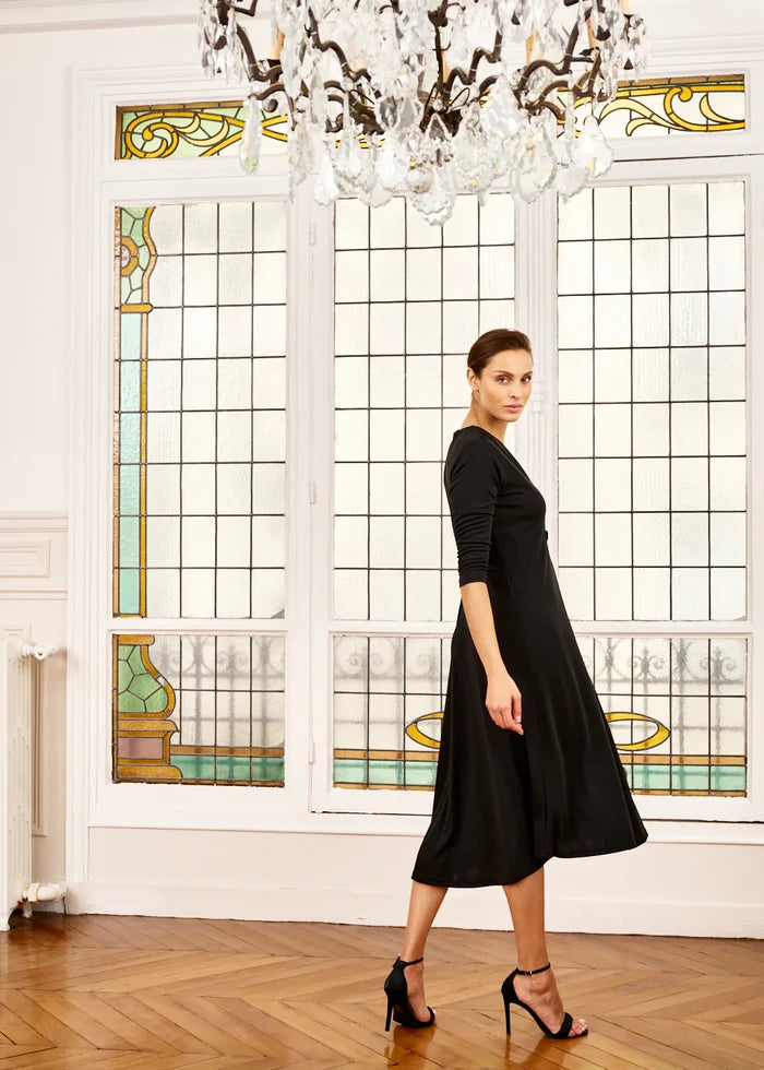 Woman models Elegance Miss black V-neck midi dress
