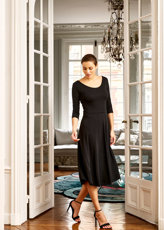 woman models Elegance Miss black scoop neck dress