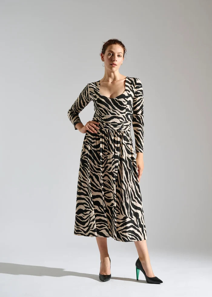 Woman models Elegance Miss long-sleeve dress with pockets