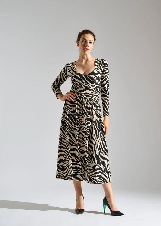 Woman models Elegance Miss long-sleeve dress with pockets