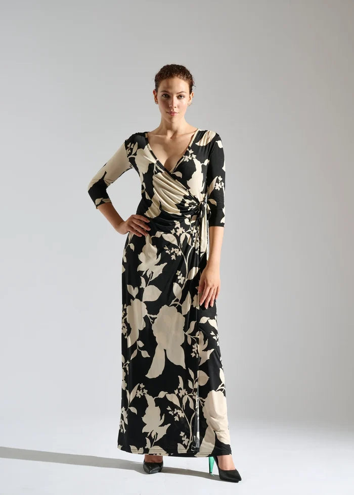 Woman models Elegance Miss three-quarter sleeve maxi dress