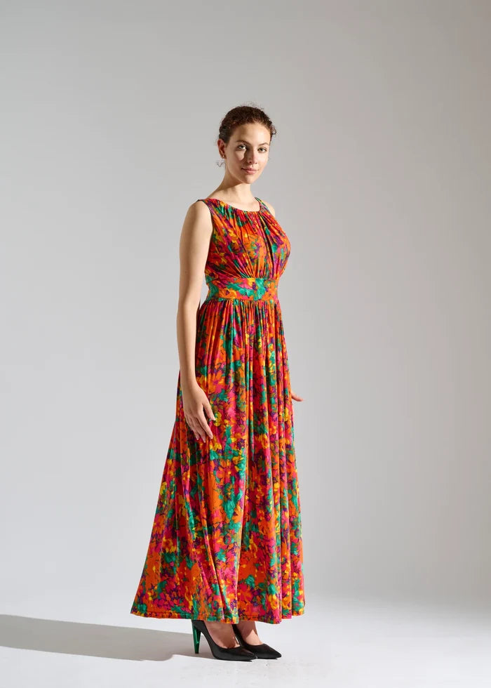 Woman models Elegance Miss sleeveless floral maxi dress