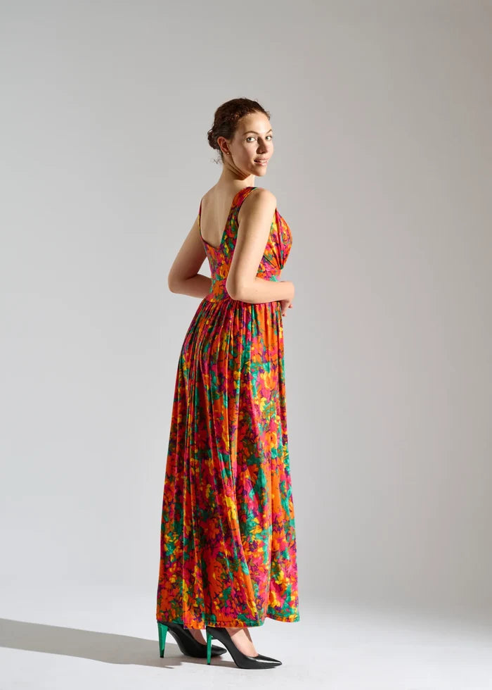 Woman models Elegance Miss multicolor floral maxi dress
