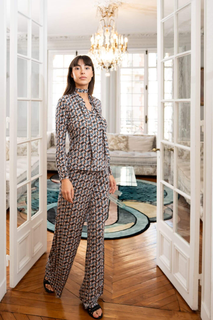 Model wears neck scarf outfit